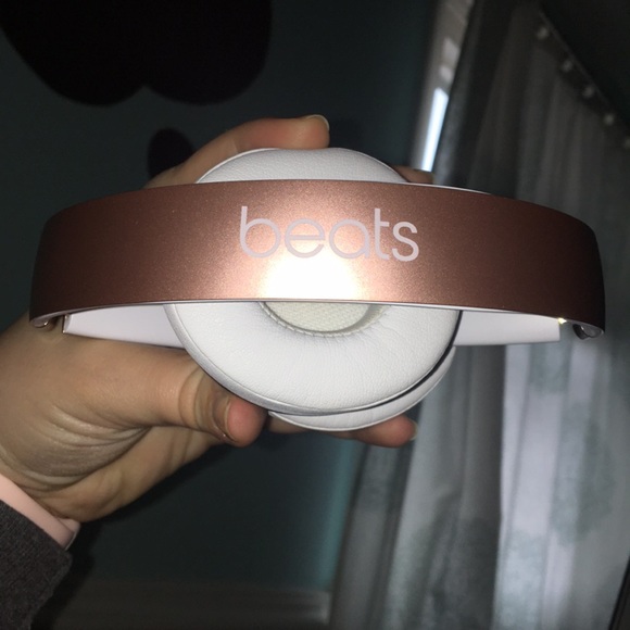 Beats Solo3 Wireless On-Ear Headphones - Picture 4 of 6